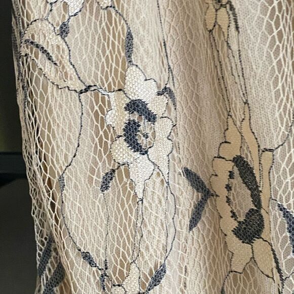Francesca's Liv Floral Lace Shift Dress Beige/Gray. . Size Medium - Picture 13 of 15